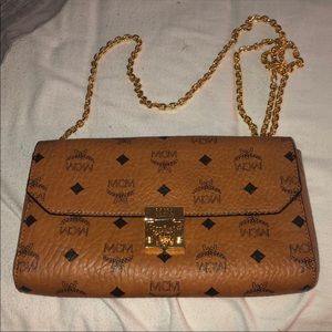 Mcm wallet with chain